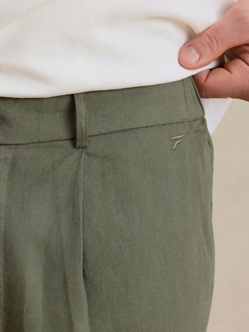 DAN FOX APPAREL Szabványos Ráncos nadrág 'Kadir' - zöld