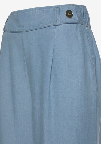 Wide leg Pantaloni cutați de la LASCANA pe albastru