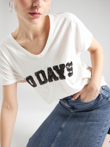 Tricou de la 10Days pe alb