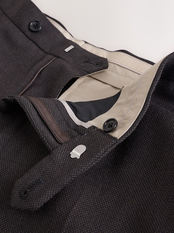 Coupe slim Pantalon à plis Next en marron