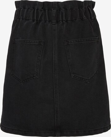 Noisy may Skirt 'Judo' in Black