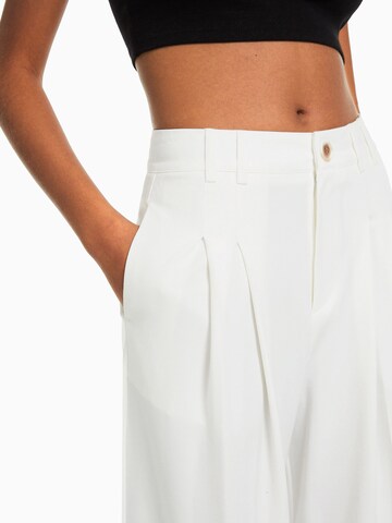 Bershka Loose fit Trousers with creases in White