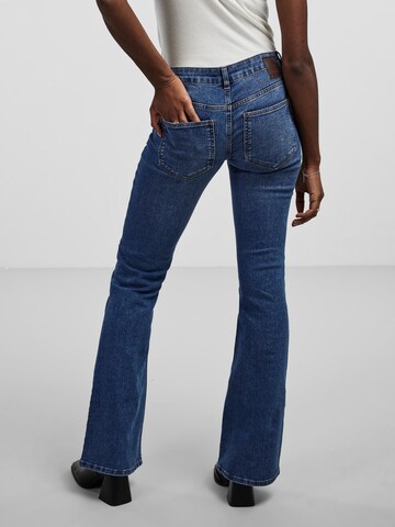 PIECES Flared Jeans 'PEGGY' in Blau