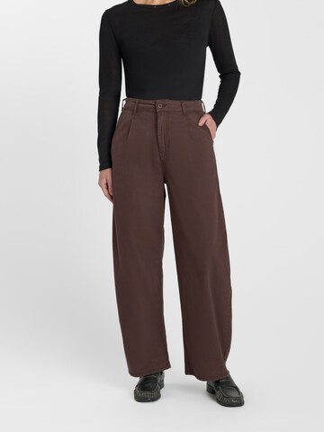 Barrel Pantalon chino 'TASIA' Le Temps Des Cerises en marron : devant