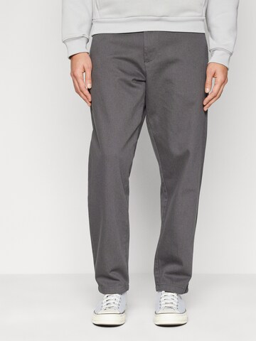 ALPHA INDUSTRIES - Loosefit Pantalón chino en gris: frente