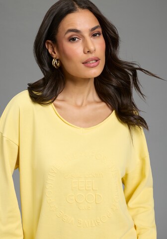 LAURA SCOTT Sweatshirt in Yellow