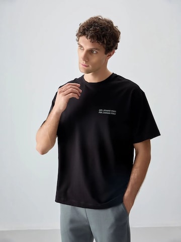 Tommy Life T-Shirts in Schwarz: Vorderseite
