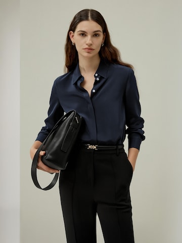 Lilysilk Shirt 'LILYSILK Anmutige Seidenbluse mit Knopfleiste' in Blauw
