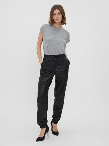 VERO MODA - Tapered Pantalón 'Olympia' en negro