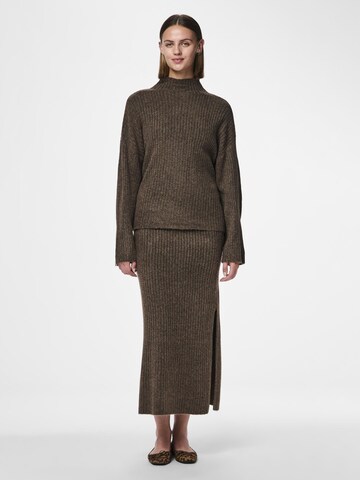 Pullover 'Tulle' di PIECES in marrone