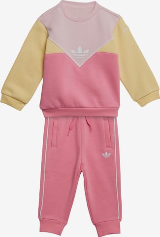 ADIDAS ORIGINALS Joggingpak 'Adicolor Crew' in Roze: voorkant