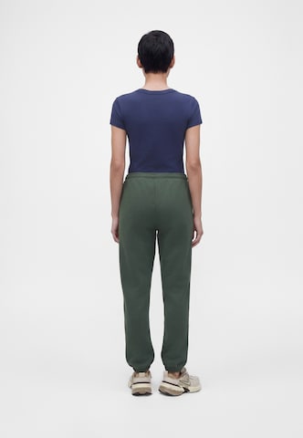 Tapered Pantaloni de la Nike Sportswear pe verde