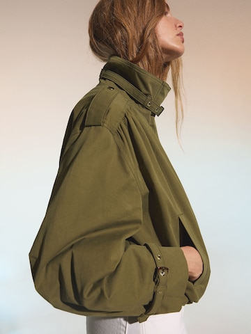 Bershka Prehodna jakna | zelena barva