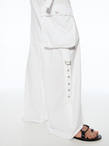 Pull&Bear Wide leg Cargo trousers in White