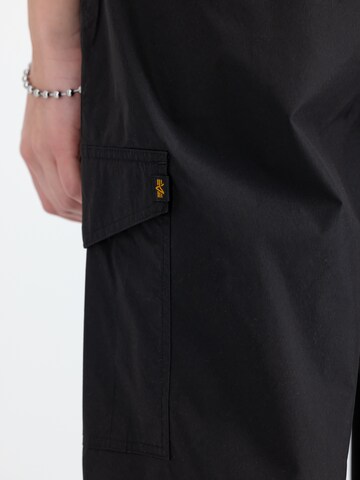 Loosefit Pantaloni cargo di ALPHA INDUSTRIES in nero