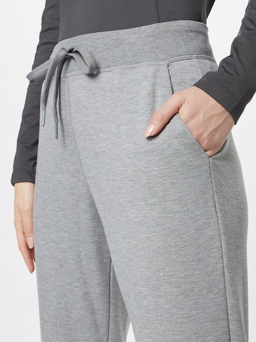 Effilé Pantalon de sport SKECHERS en gris