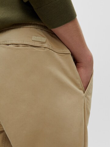 Pull&Bear Zwężany krój Spodnie w kolorze beżowy