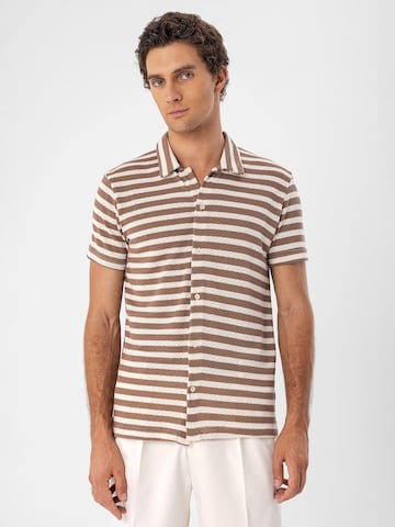 ruda Antioch Priglundantis modelis Marškiniai