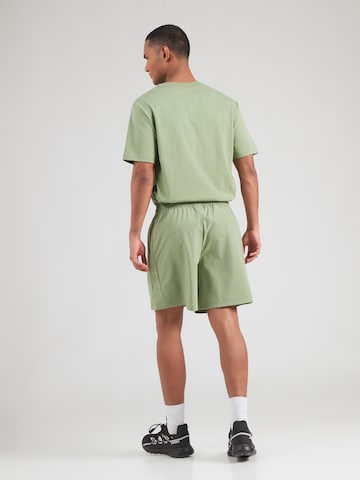 Largi Pantaloni de la new balance pe verde