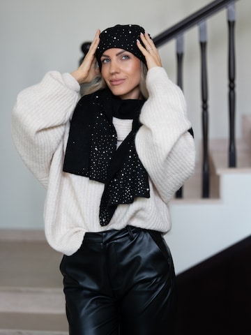 juoda MYLAVIE by Sarah Harrison Megzta kepurė 'Knitted hat with glitter'