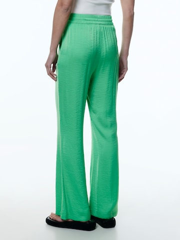 Loosefit Pantaloni 'Stina' di EDITED in verde