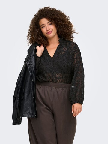 Chemisier 'CHLOEY' ONLY Carmakoma en noir : devant