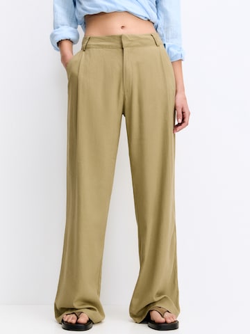 Pull&Bear Wide leg Pleat-Front Pants in Green: front