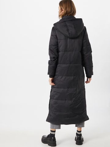 SISTERS POINT Zimní kabát – černá