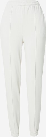 Tapered Pantaloni 'Chill' de la Nike Sportswear pe alb: față