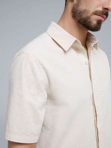 Coupe regular Chemise 'Harun' ABOUT YOU x Kevin Trapp en beige