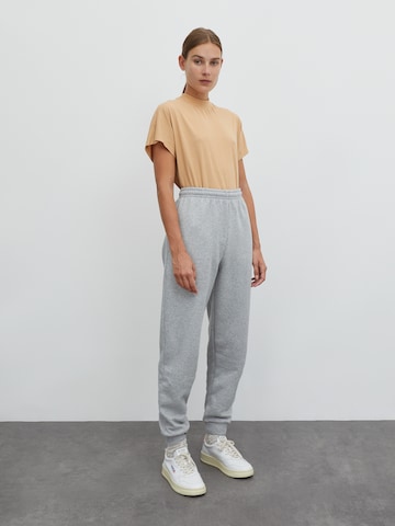 Tapered Pantaloni 'Riley' di EDITED in grigio