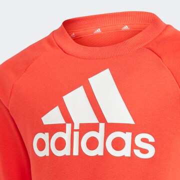 ADIDAS SPORTSWEAR Trainingspak 'Essentials' in Rood