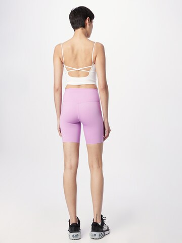 NIKE Skinny Sportshorts in Lila