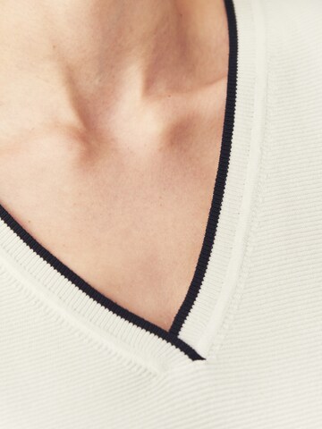 TATUUM - Blusa em branco
