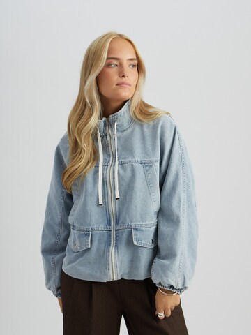 Veste mi-saison 'Miska' Peppercorn en bleu : devant