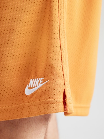 Regular Pantaloni 'CLUB FLOW' de la Nike Sportswear pe portocaliu