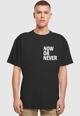 Merchcode Shirt 'Now Or Never' in Zwart: voorkant