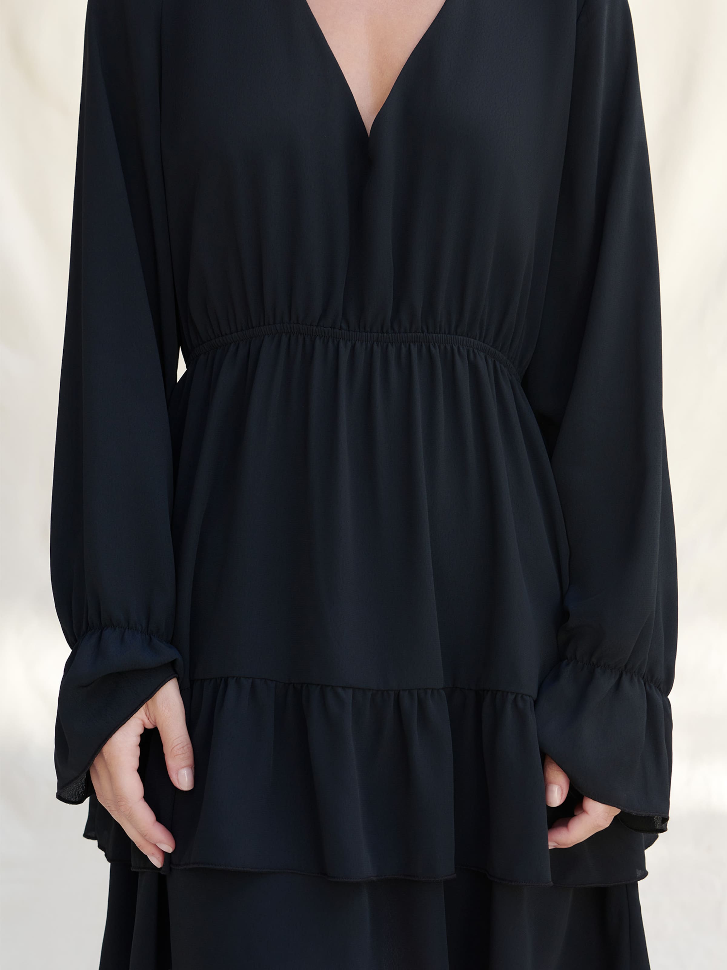 Abito 'Liliana' di A LOT LESS in nero