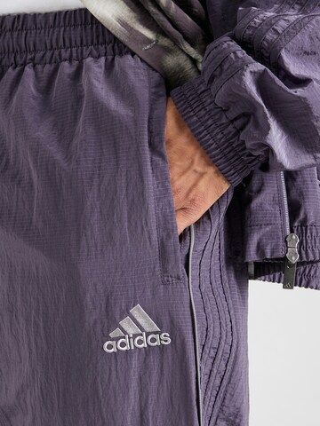 ADIDAS ORIGINALS - Loosefit Pantalón 'Adilenium Season 4 Teamgeist' en lila