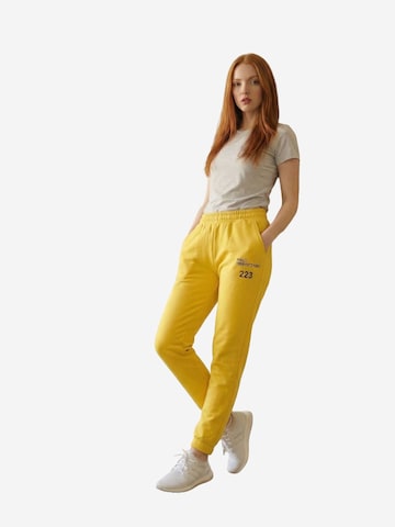 My fashion - Tapered Calças de desporto em amarelo
