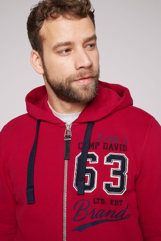 CAMP DAVID Kapuzensweatjacke mit Retro-Artwork in Rot