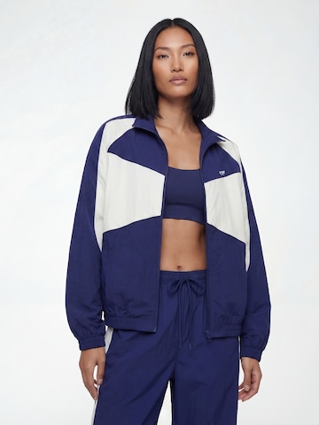 V!BE STUD!OS Демисезонная куртка в Синий: спереди