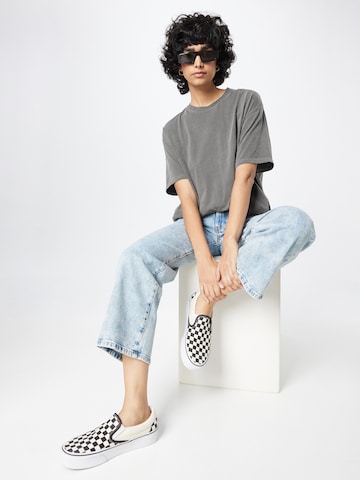 Nasty Gal Plus Shirt 'Live Fast' in Grey