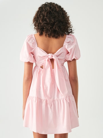 St MRLO Καλοκαιρινό φόρεμα 'BRODI' σε ροζ: πίσω