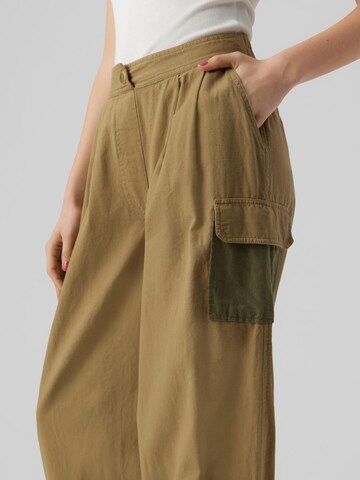 VERO MODA Loosefit Cargohose in Grün