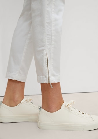 Slimfit Pantaloni de la COMMA pe alb