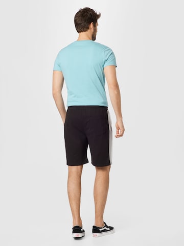 Trendyol Regular Shorts in Schwarz