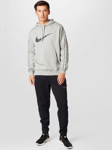 Nike Sportswear Tréning póló 'REPEAT' - szürke