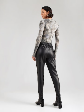 ONLY Слим Брюки со складками 'Poptrash' в Черный