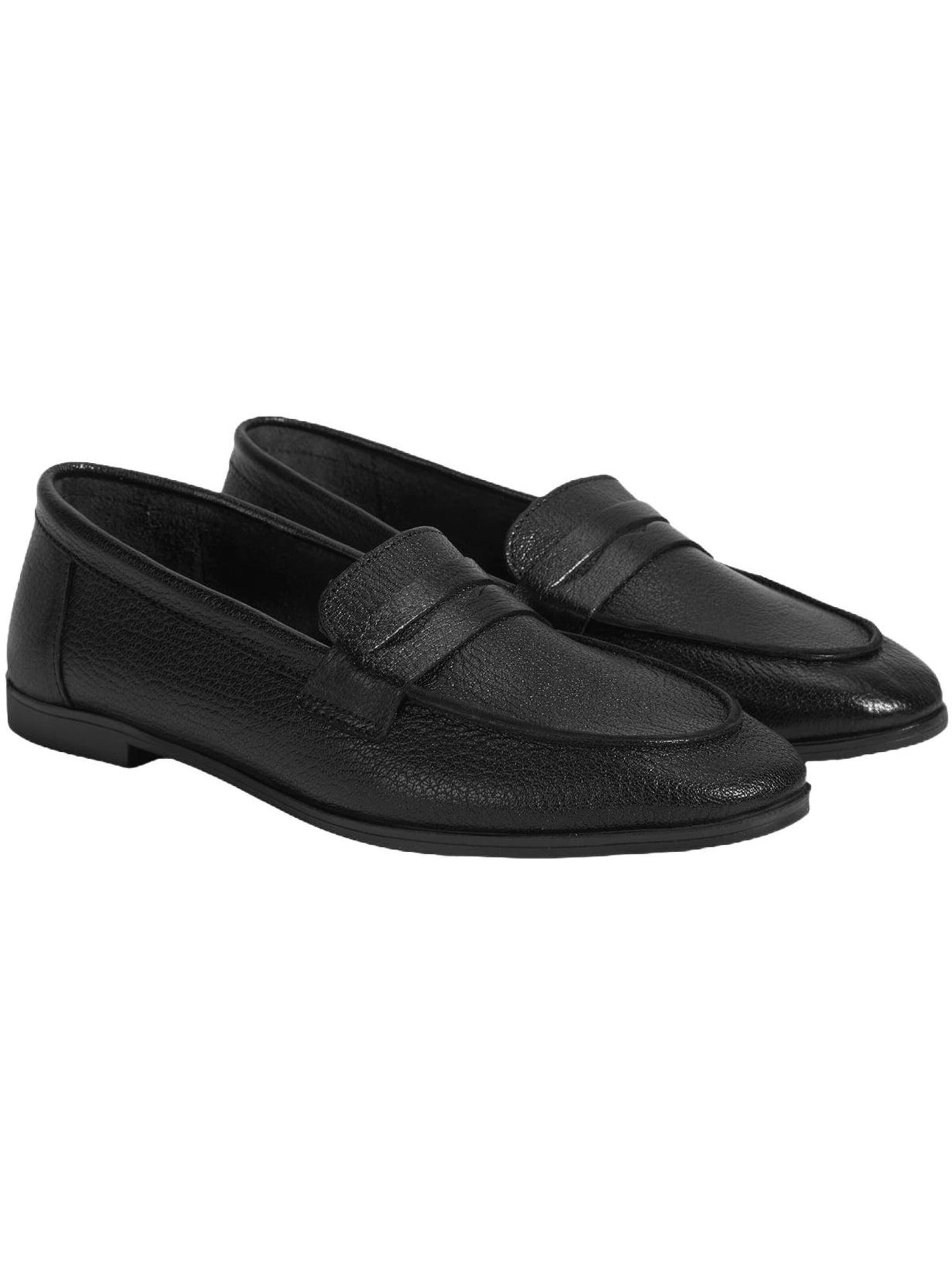 Desa Moccasins in Black: front